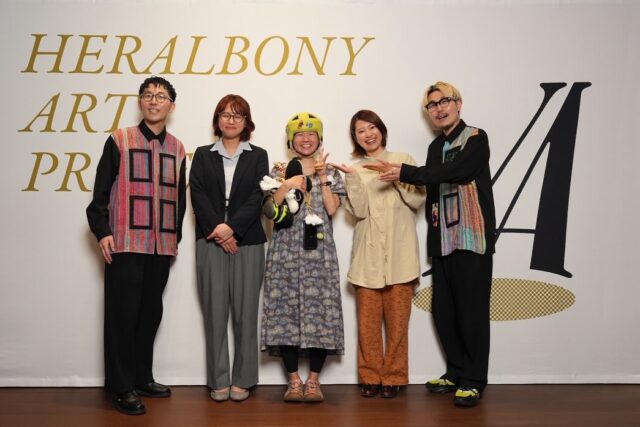 ヘラルボニー・アート・プライズ2025で
サンゲツ賞に輝いた明日美さん！
5/29にパレスホテル東京で行われた
授賞式に行ってきました。
セミフォーマル⁇?に戸惑いながら
不安とワクワクの中、授賞式でスピーチも
初めて会う人からの祝福、煌びやかな雰囲気
終始、興奮しっぱなしで…
その夜は眠れなかったぐらい
頑張っていました。

上野動物園、サモエドカフェなど
行きたかった所にも
行けてリフレッシュできたかな？

授賞作品の展覧会が
5/31(土)〜6/14(土)まで
三井住友銀行東館1階アース・ガーデンにて
鑑賞することができます！

作品は生で見る方が絶対いいので、
お近くの方、用事で東京に行く方
ぜひ立ち寄ってください。

#高知 #高知市 #kochi
#アートセンター画楽 
#おしごと画楽
#アート #art #artcenter
#artist #artworks 
#design #イラスト
#アートのある暮らし
#日常にアートを 
#ファッション
#テキスタイル
#ヘラルボニー