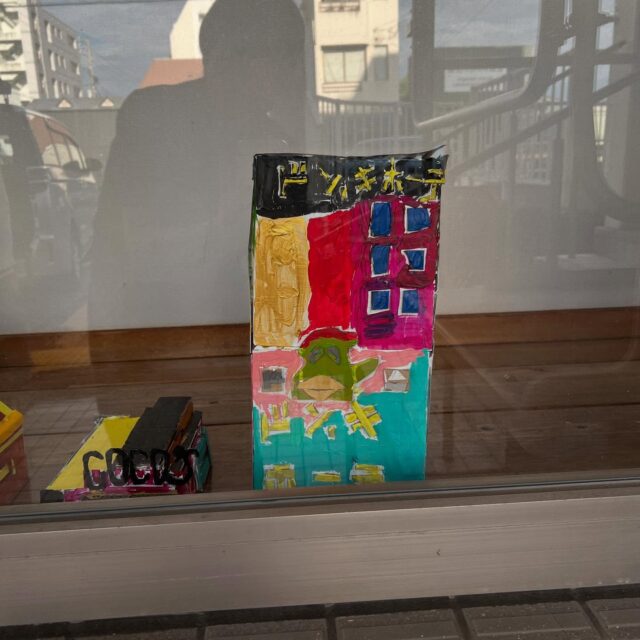 高知にもできたドンキホーテ
(これは東京のドンキホーテ)

高知のファミレスといえば
COCOS

どれも色が最高に面白い。

一真さんは建物マニア？
他にもカードマニアも

画楽のギャラリーからちょこんと顔出しています！

#高知 #高知市 #kochi
#アートセンター画楽 
#おしごと画楽
#アート #art #artcenter
#artist #artworks 
#design #イラスト
#アートのある暮らし
#日常にアートを 
#紙工作
#ロゴマーク
#建物
#マニア
#カラフル
