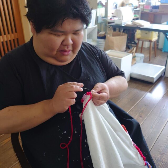 何になるのか？？
幸せな表情、しかめっ面の
表情で日々、ちくちく(ザクザクかな)
夢中でやっています！

何になるのか？？
何にならなくとも
可愛くて
斬新で
面白く
かなちゃん
そのもの。愛らしいです。

#高知 #高知市 #kochi
#アートセンター画楽 
#おしごと画楽
#アート #art #artcenter
#artist #artworks 
#design #イラスト
#アートのある暮らし
#日常にアートを 
#ファッション
#毛糸
#ただ
#ひたすら
#かがり縫い
#かわいい