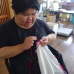 何になるのか？？
幸せな表情、しかめっ面の
表情で日々、ちくちく(ザクザクかな)
夢中でやっています！

何になるのか？？
何にならなくとも
可愛くて
斬新で
面白く
かなちゃん
そのもの。愛らしいです。

#高知 #高知市 #kochi
#アートセンター画楽 
#おしごと画楽
#アート #art #artcenter
#artist #artworks 
#design #イラスト
#アートのある暮らし
#日常にアートを 
#ファッション
#毛糸
#ただ
#ひたすら
#かがり縫い
#かわいい